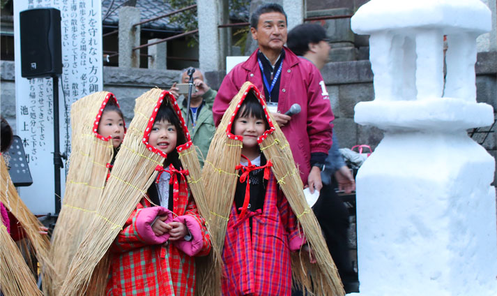 雪灯り回廊in池上本門寺の様子